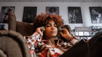 Pikiran Lagi Ramai? Ini 10 Lagu Penenang yang Cocok Diputar di Malam Hari
