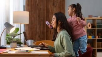 Laptop 7 Jutaan, Anak Anteng, Kerjaan Kelar! Rahasia Produktif Ibu Multitasking Masa Kini