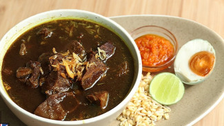 Mencicipi Kelezatan Khas Jawa Timur, Resep dan Tips Membuat Rawon Sapi yang Empuk dan Pekat
