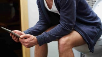 Hobi Scroll Saat BAB? Ini Efek Serius ke Usus dan Sistem Pencernaan