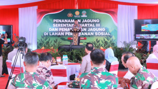 Bersama Petani Lombok Barat, Kapolda NTB Wujudkan Swasembada Lewat Jagung