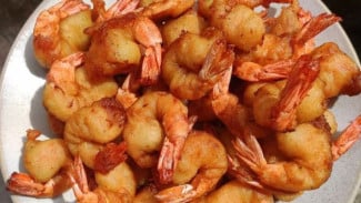 Campuran Tiga Tepung Ini Bikin Udang Goreng Renyahnya Tahan Lama