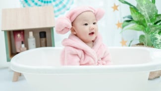 Cara Memandikan Bayi Baru Lahir yang Aman dan Nyaman