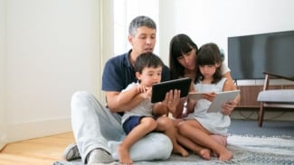 Anak Lebih Tenang Dan Diam Saat Diberi Gadget Dan Menonton Youtube, Amankah?