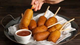 Cara Pembuatan Corn Dog dengan Mozzarella yang Lumer dan Nikmat