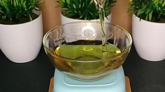 Rahasia Dapur! 5 Cara Bersihkan Minyak Bekas Cuma Pakai Tepung, Hasilnya Bening Lagi!