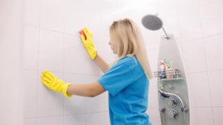 8 Cara Ampuh Hilangkan Keramik Kamar Mandi yang Kuning dan Kusam Secara Mudah