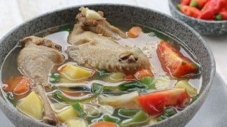Resep Sop Ayam Kuah Bening, Menu Andalan Saat Badan Kurang Fit, Segar dan Ngaldu!