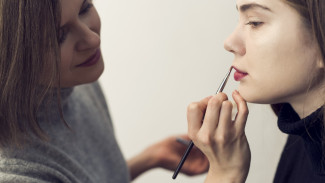 Teknik Make Up Lips di Bibir Gelap ala MUA