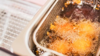 No Worry Lagi Kecipratan Minyak Panas! Ini Tips Ampuh Menggoreng Ikan dan Ayam Tanpa Drama Minyak Meletus Lagi!