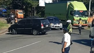 Urai Antrian Panjang Polisi Lakukan Rekayasa Lalu Lintas
