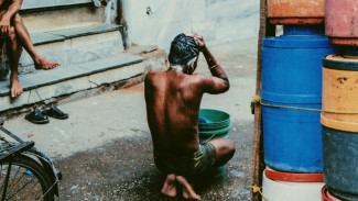 7 Arti Mimpi Mandi di Tempat Terbuka dan Dilihat Orang, Tanda Apa?