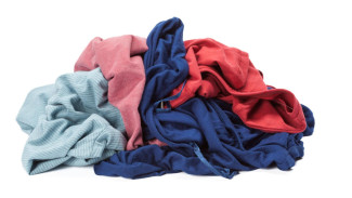 Jangan Langsung Dibuang! Sulap Kaos Lamamu Jadi Barang-Barang Kreatif Ini