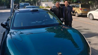 CEO Xiaomi Uji Ketahanan Baterai  Mobil Listrik Xiaomi SU7 Ultra Dengan Jatuhkan Semangka Dari Lantai 6, Hasilnya