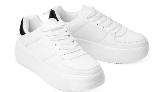 Bingung Cara Bersihin Sepatu Putih yang Sudah Dekil? Coba Trik Cuci Sepatu Simpel Ini Biar Kembali Kinclong!