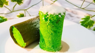 Kue Putu Cetakan Daun Pisang, Jajanan Tradisional yang Harumnya Bikin Nostalgia
