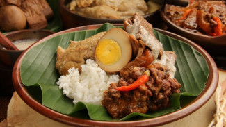 Cuma Butuh Nangka Muda dan Santan, Kamu Bisa Masak Gudeg Seenak di Malioboro!