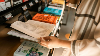 Bau Buku Lama Itu Bau Apa Sih Sebenernya? Nih Jawaban dari Sains!