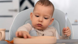 Stop! Jangan Kasih Makanan Dewasa ke Bayi 10 Bulan! Ini Lho Daftar Aman dan Bahaya Biar Si Kecil Sehat!