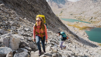 Pendaki Wanita Wajib Tahu! Ini Panduan Lengkap Jaga Kebersihan di Gunung