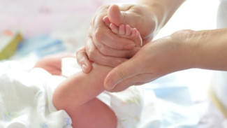 8 Manfaat Pijat Bayi Bagi Kesehatan Si Kecil