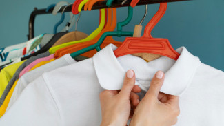 Cara Mencuci Kaos dengan Benar Agar Kerah Tidak Melar