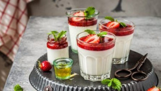 Resep Dessert Sehat, Puding Buah dengan Saus Mixed Berries Homemade!
