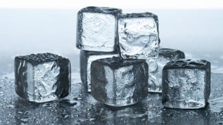 Cara Membuat Es Batu Bening Sekelas Restoran Mewah, Bisa Kamu Coba di Rumah!