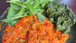 Segarnya Lalapan Daun Pepaya Rebus dan Sambal Bawang, Camilan Sehat yang Nendang!