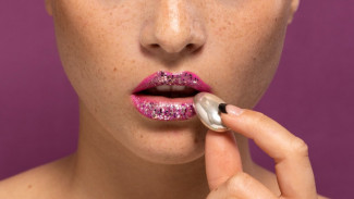 Mengenakan Lipstik dengan Percaya Diri, Tips Pemilihan Lipstik untuk Bibir Kering