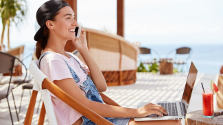 Kerja Sambil Liburan? Yuk Coba Gaya Workcation yang Lagi Hits!