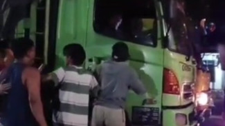 Senggol Bacok! Emosi Warga di Banyuwangi Pecah Gegara Sopir Ngeblong di Tengah Kemacetan