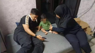Viral Foto Ibu Dan Bayi Tidur di Kantor Polisi, Polres Jakarta Pusat Bantah Tuduhan Tidak Manusiawi Dan Ungkap Kasus