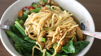 Resep Mie Ayam Kecap Homemade Ala Kaki Lima, Rasanya Lezat dan Gurih Banget!