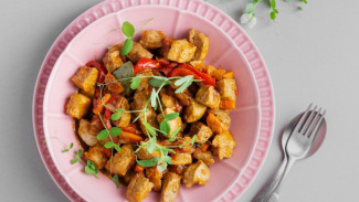 Tahu Goreng ala Vietnam yang Gurih, Segar, dan Kaya Rempah
