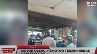 Pengendara Motor Terjatuh dari Flyover Grogol, Alami Luka Serius