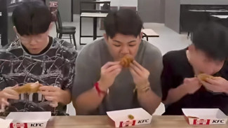 Viral! Demi Konten Influencer Malaysia Beri Nasi Isi Tulang Ayam