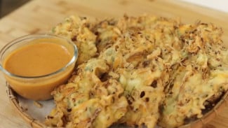 Resep Bakwan Sayur dengan Sambal Kacang, Garingnya Bikin Nagih!