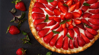 Pie Stroberi Cantik Mengkilap, Rahasia Glasir Sempurna!