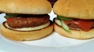 Burger Rumahan, Lezatnya Tak Kalah dari Restoran!