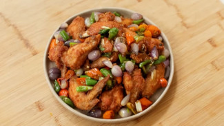 Resep Sayap Ayam Goreng dengan Oseng Bawang, Enaknya Kebangetan