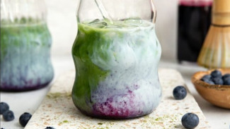 Resep Iced Blueberry Matcha Latte Segar dan Cantik ala Kafe