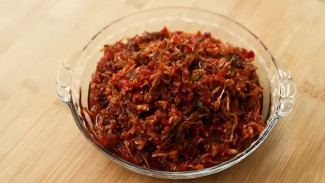 Wangi, Gurih, Pedas! Resep Sambal Teri Kecombrang Spesial ala Devina Hermawan, Dijamin Tahan Lama