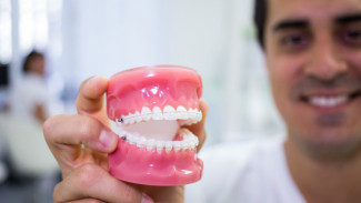 Jangan Asal! Ini 8 Cara Merawat Gigi Palsu yang Benar