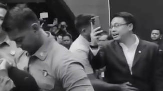 Viral Momen Paspampres Menghadang Wamen Komdigi di Depan Prabowo