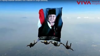 4 Prajurit Berani! Aksi Kibarkan Foto Prabowo di Langit Bandung