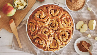 Bukan Cinnamon Roll Biasa, Coba Roti Gulung Apel Rempah Ini!