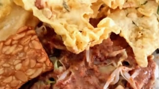 Nasi Pecel Jawa Timur, Segarnya Saus Kacang Bikin Nagih