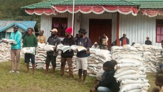 Bulog Gencarkan Penyaluran Bantuan Pangan dan GPM di Papua Meski Terrain Berat