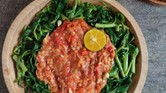Plecing Kangkung Lombok Segar, Pedasnya Bikin Ketagihan!